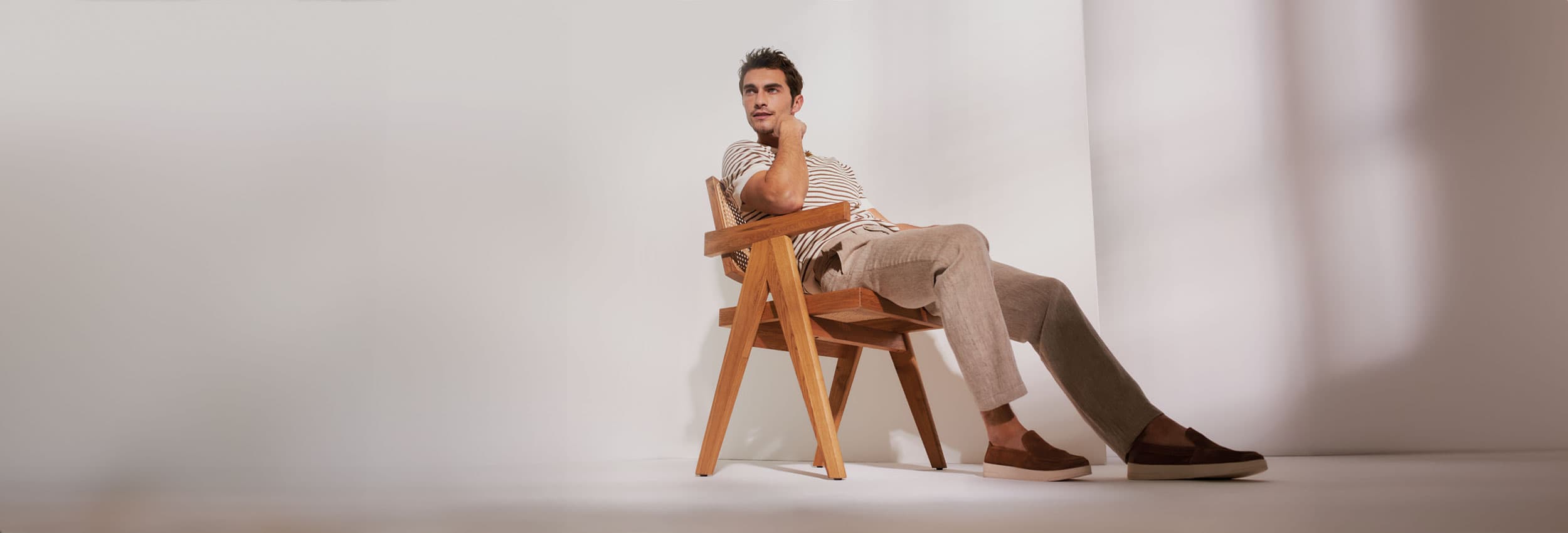 Person sitzend auf dem Stuhl