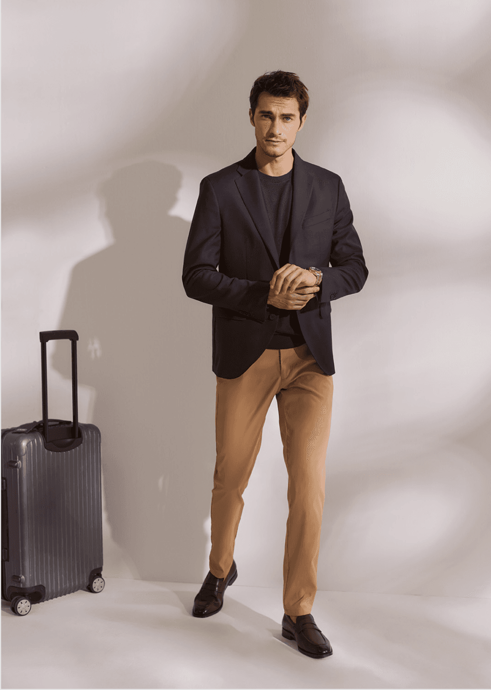 Person mit Koffer auf den Betrachter zulaufend